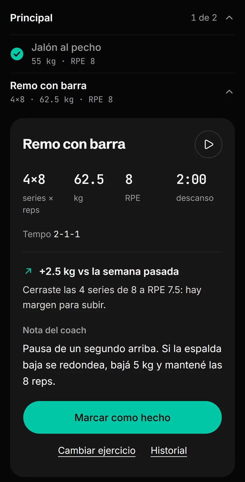 Captura de la app: bloque principal de un día de tracción, con el jalón al pecho hecho y el remo con barra abierto: su carga, la progresión y la nota del coach.
